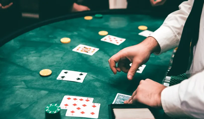 How to play poker - game table