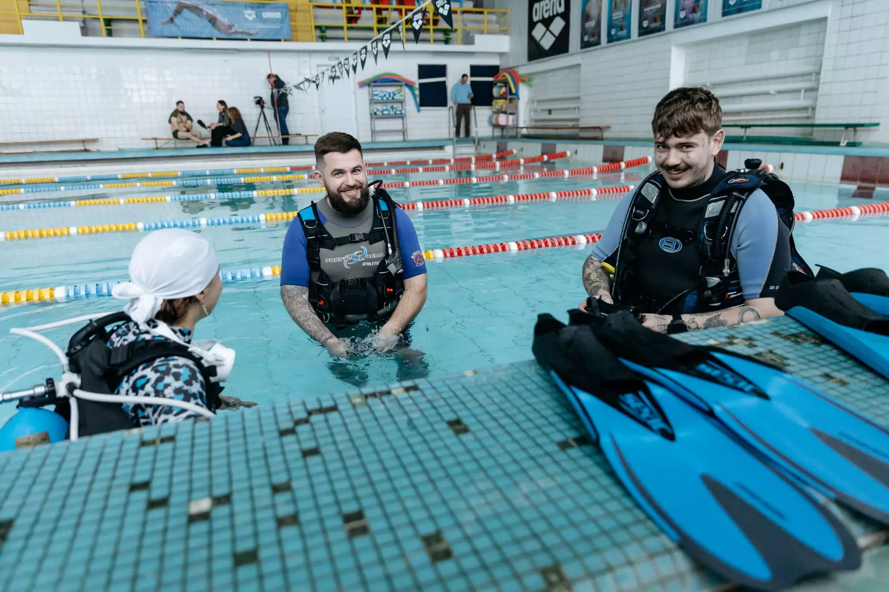 Троє людей у басейні в спорядженні для дайвінгу під час реабілітаційного заняття для ветеранів
