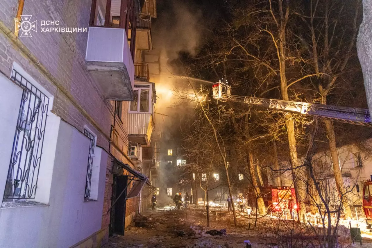 Рятувальники ДСНС гасять пожежу в багатоповерхівці після обстрілу, використовуючи пожежну драбину