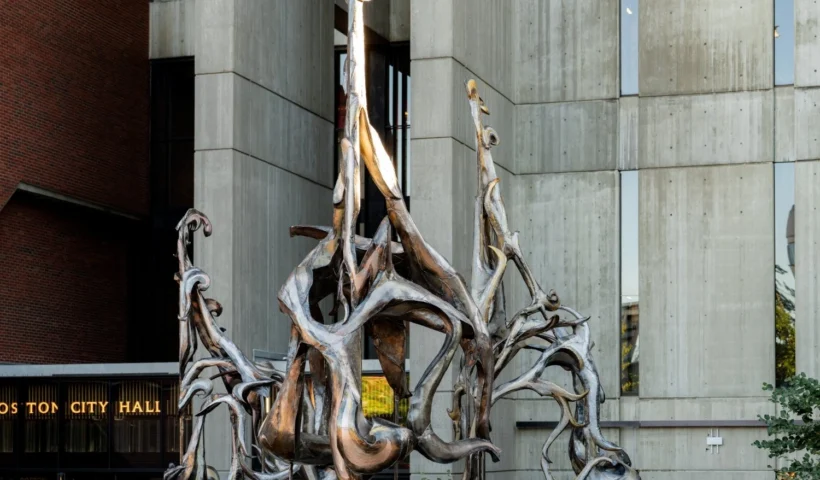 Бостон встановив 19-футову «Amulet» у City Hall Plaza – як побажання містян перетворилися на скульптуру