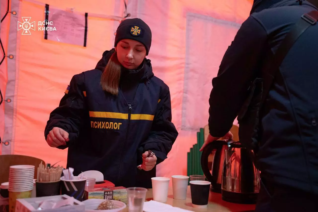 Рятувальники ДСНС у наметі готують гарячі напої для постраждалих від російської атаки в Києві