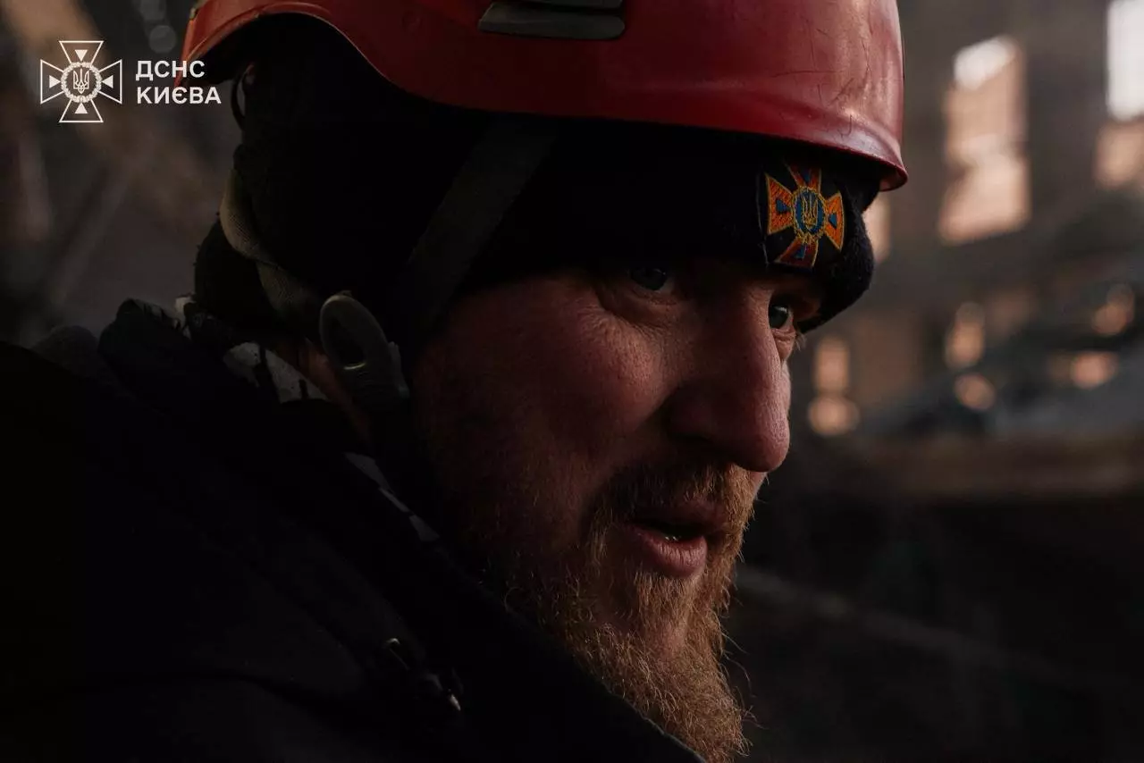 Рятувальник ДСНС у захисному шоломі під час ліквідації наслідків атаки на інфраструктуру Києва