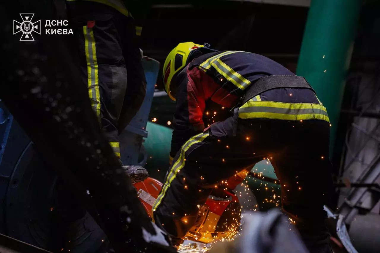Рятувальники ДСНС у захисному одязі працюють з інструментами під час ліквідації наслідків атаки
