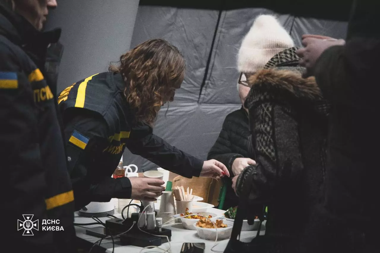 Рятувальники ДСНС Києва надають допомогу постраждалим під час ліквідації наслідків атаки на інфраструктуру