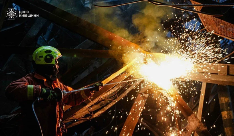 Рятувальники-верхолази Київщини повертають світло: що відбувається на висоті понад 100 метрів після атак по інфраструктурі