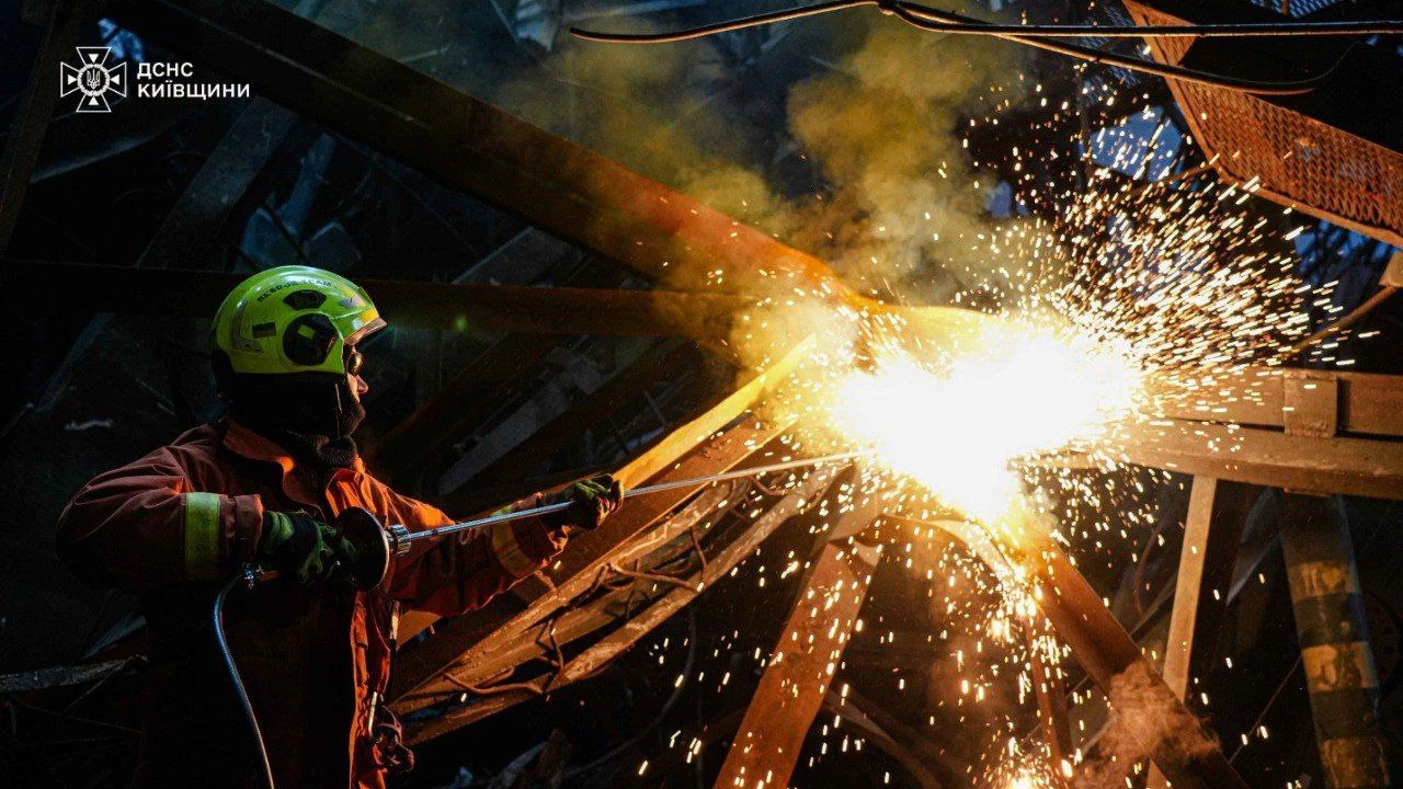 Рятувальники-верхолази Київщини повертають світло: що відбувається на висоті понад 100 метрів після атак по інфраструктурі