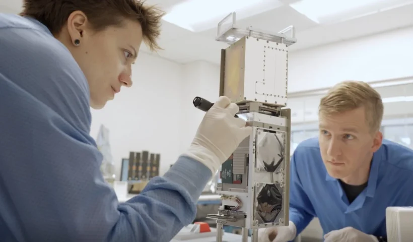 Мініатюрні мікрохвильові саундери на CubeSats: MIT відкриває шлях до майже щогодинних прогнозів для штормів