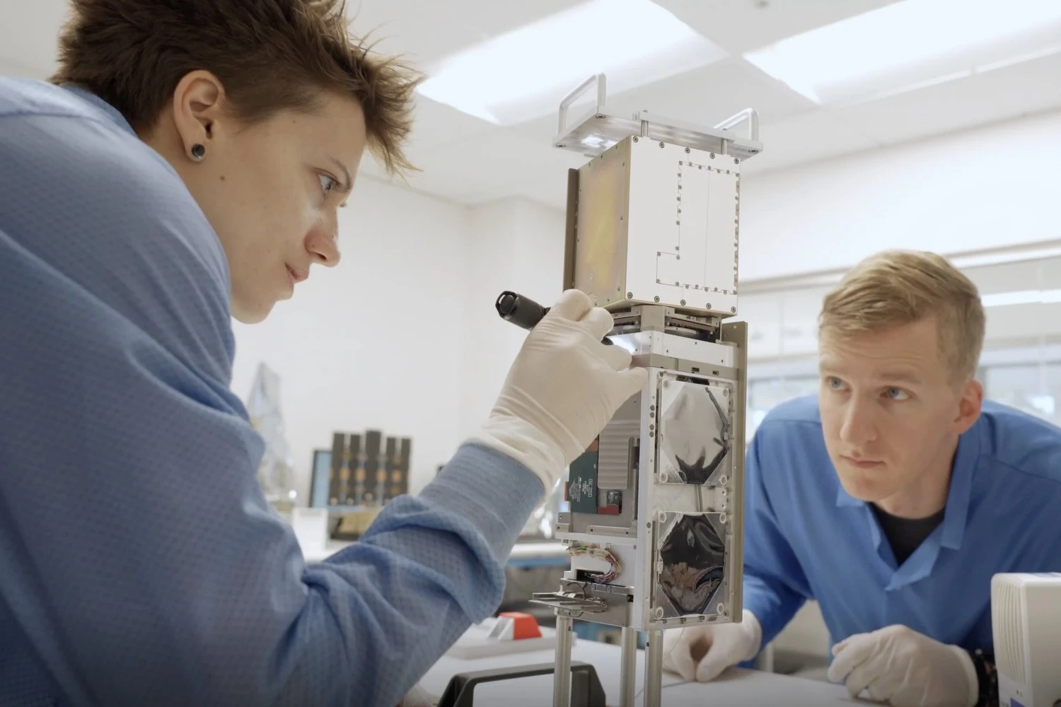 Мініатюрні мікрохвильові саундери на CubeSats: MIT відкриває шлях до майже щогодинних прогнозів для штормів