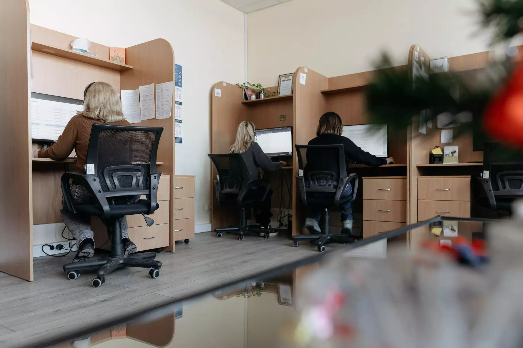 Оператори контактного центру працюють за комп'ютерами в офісі гарячої лінії МВС України