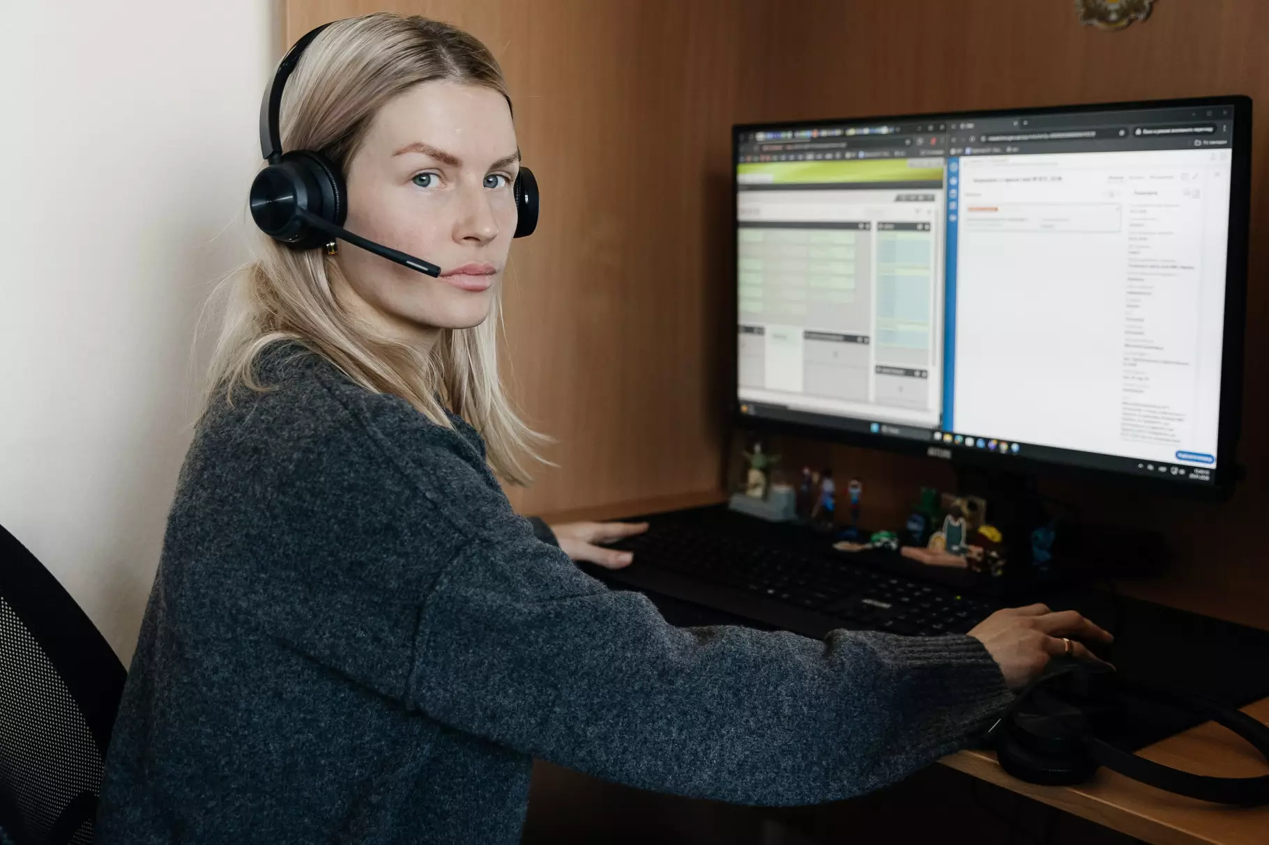 Оператор контакт-центру МВС працює за комп'ютером з гарнітурою, обробляючи дзвінки громадян