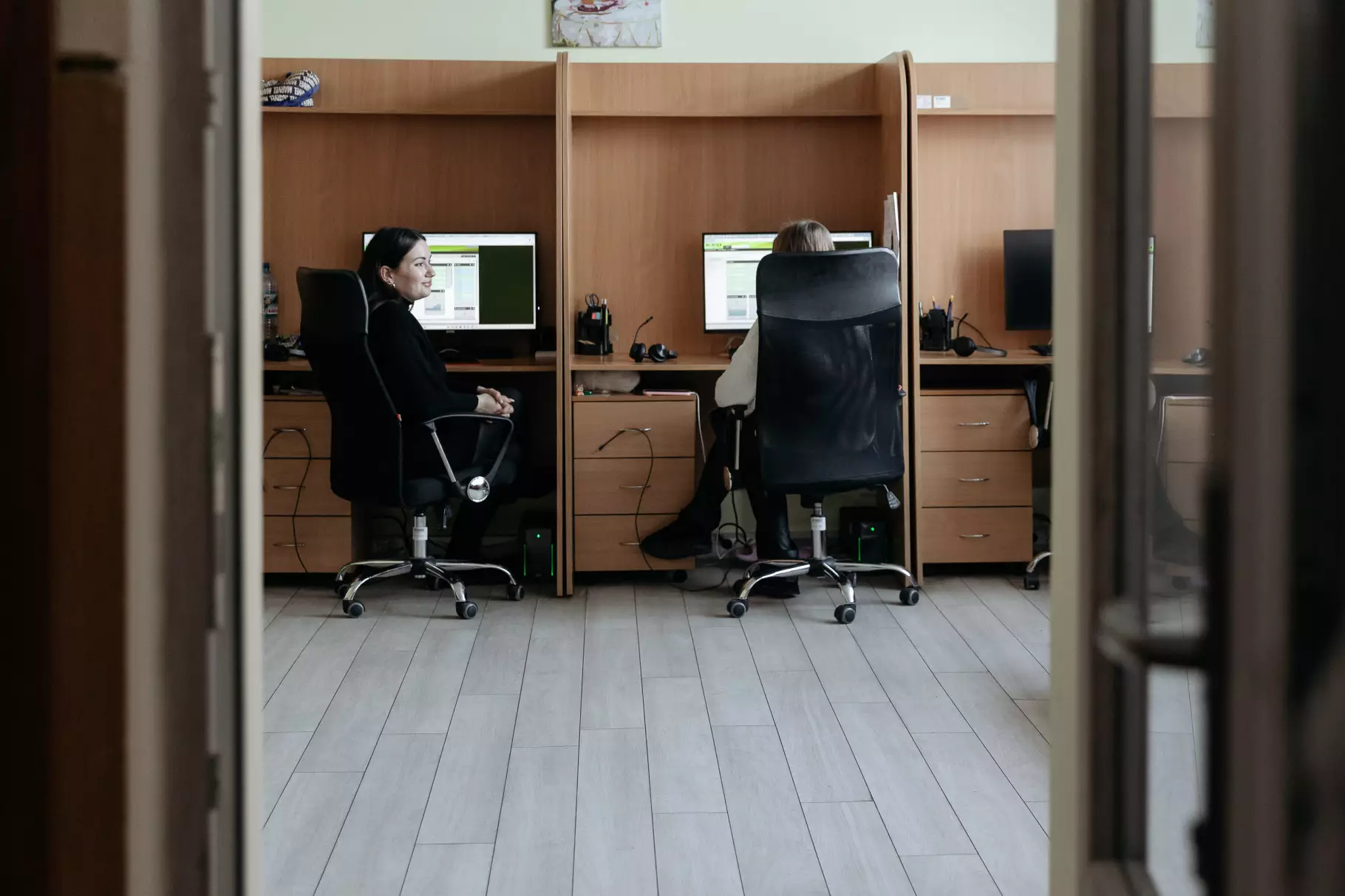 Оператори контактного центру працюють за комп'ютерами в офісі Гарячої лінії МВС України