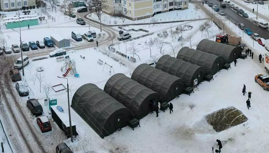 Додаткові великі намети обігріву розгорнуті у дворі багатоповерхівок у засніженому Києві