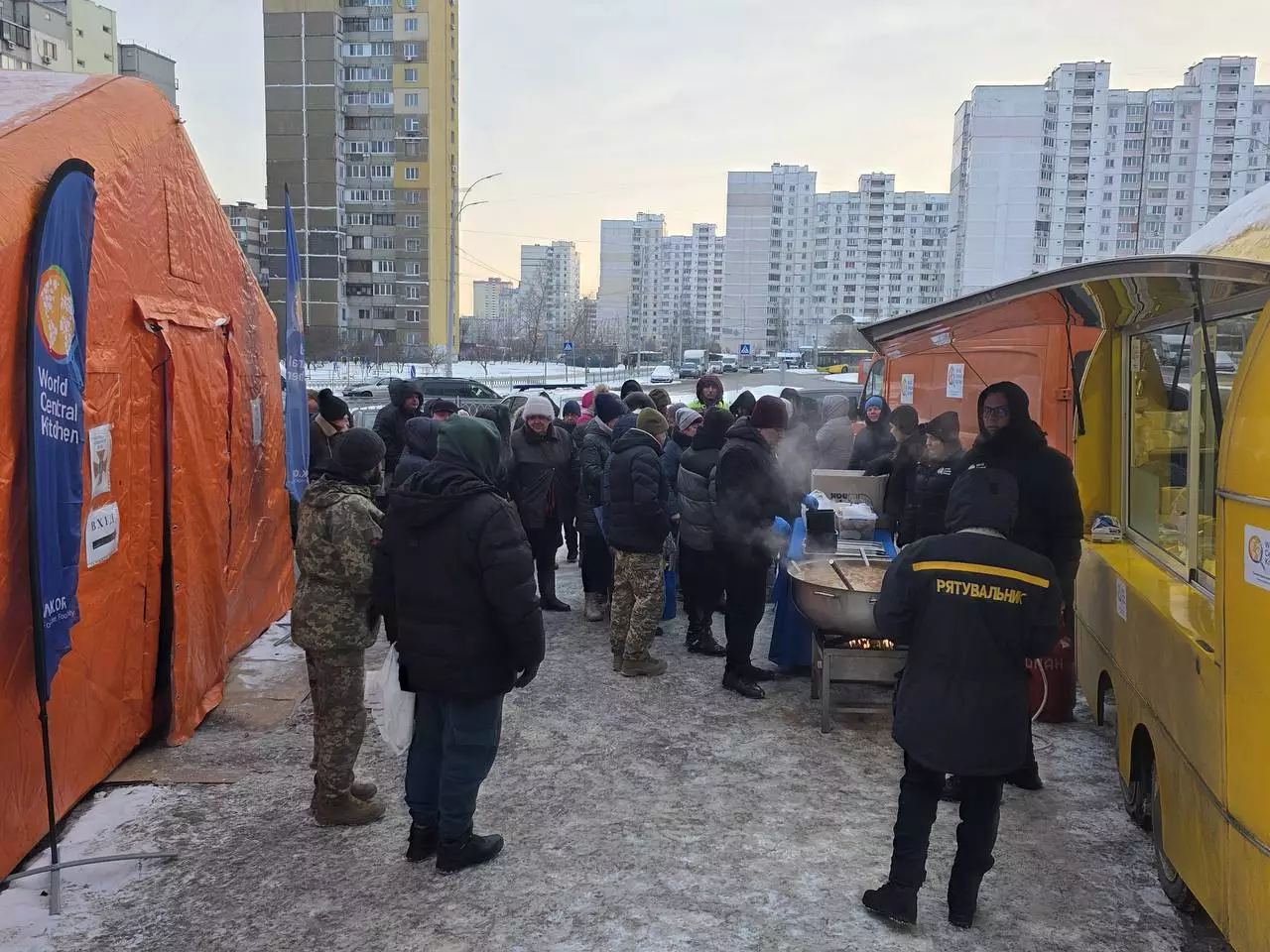 Люди зібралися біля наметів обігріву та пункту роздачі їжі в зимовому Києві, допомога від ДСНС та партнерів