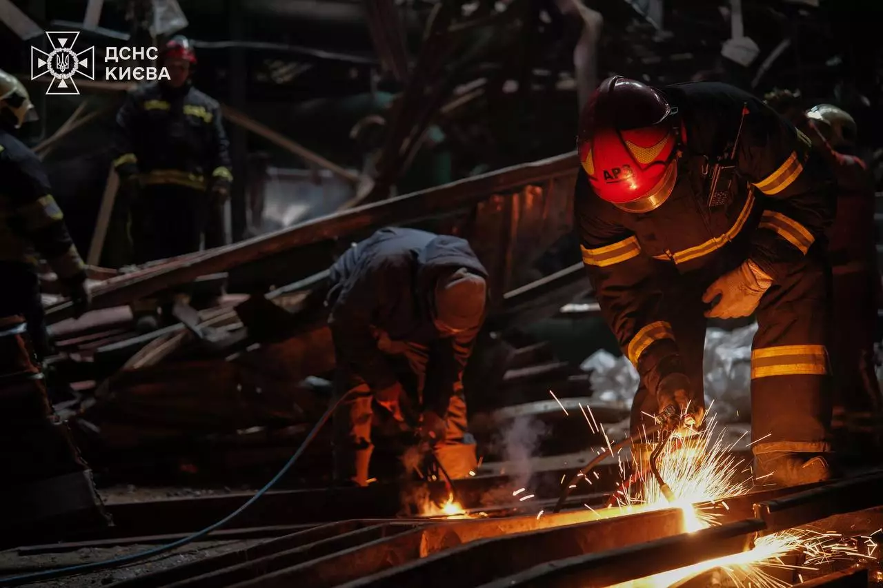 Рятувальники ДСНС у захисному спорядженні працюють з металевими конструкціями під час аварійних робіт