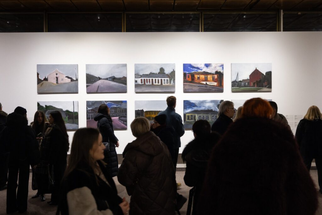 Відвідувачі оглядають картини Матвія Вайсберга на виставці в Національному центрі «Український Дім