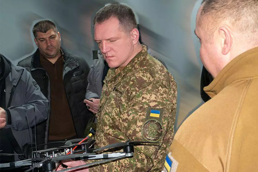 Командувач НГУ Олександр Півненко оглядає дрон у присутності військових на південних рубежах України