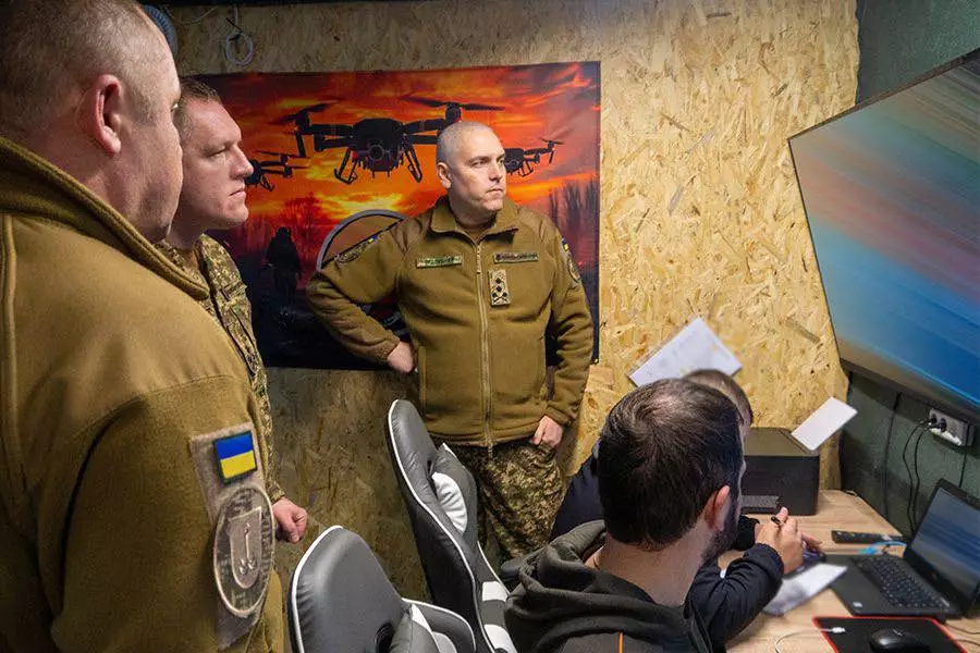 Командувач НГУ Олександр Півненко оглядає роботу підрозділу аеророзвідки на південному напрямку