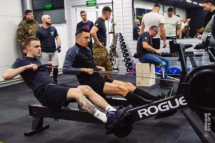 Військові та ветерани тренуються на тренажерах у реабілітаційному центрі Національної гвардії України