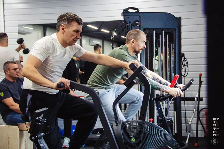 Чоловіки тренуються на велотренажерах у реабілітаційному центрі Національної гвардії України