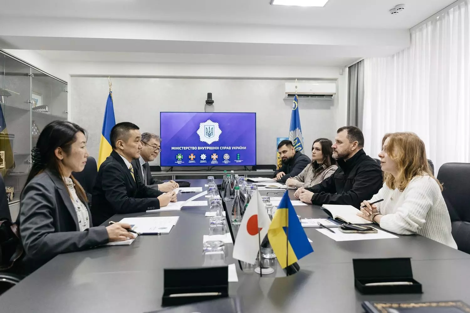 Представники України та Японії підписують угоду про грант на гуманітарне розмінування в офісі МВС