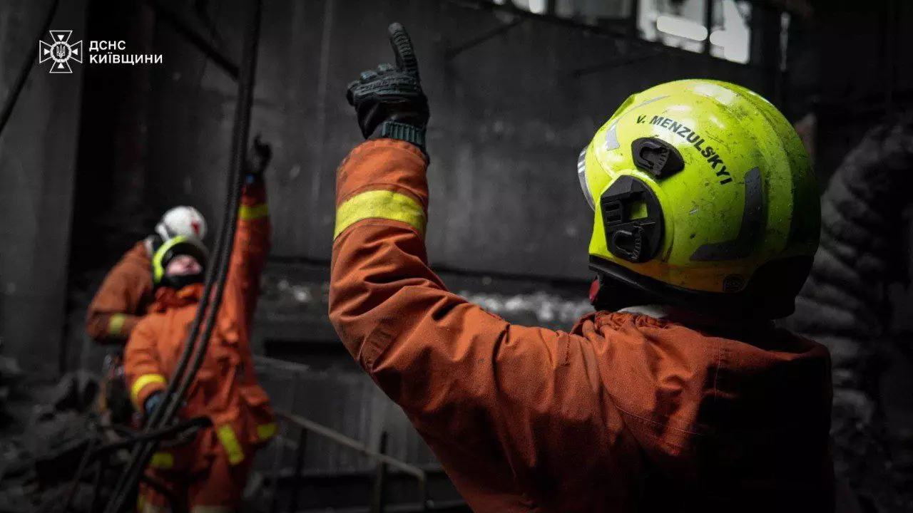 Рятувальники-верхолази в захисному спорядженні працюють на відновленні інфраструктури після атак