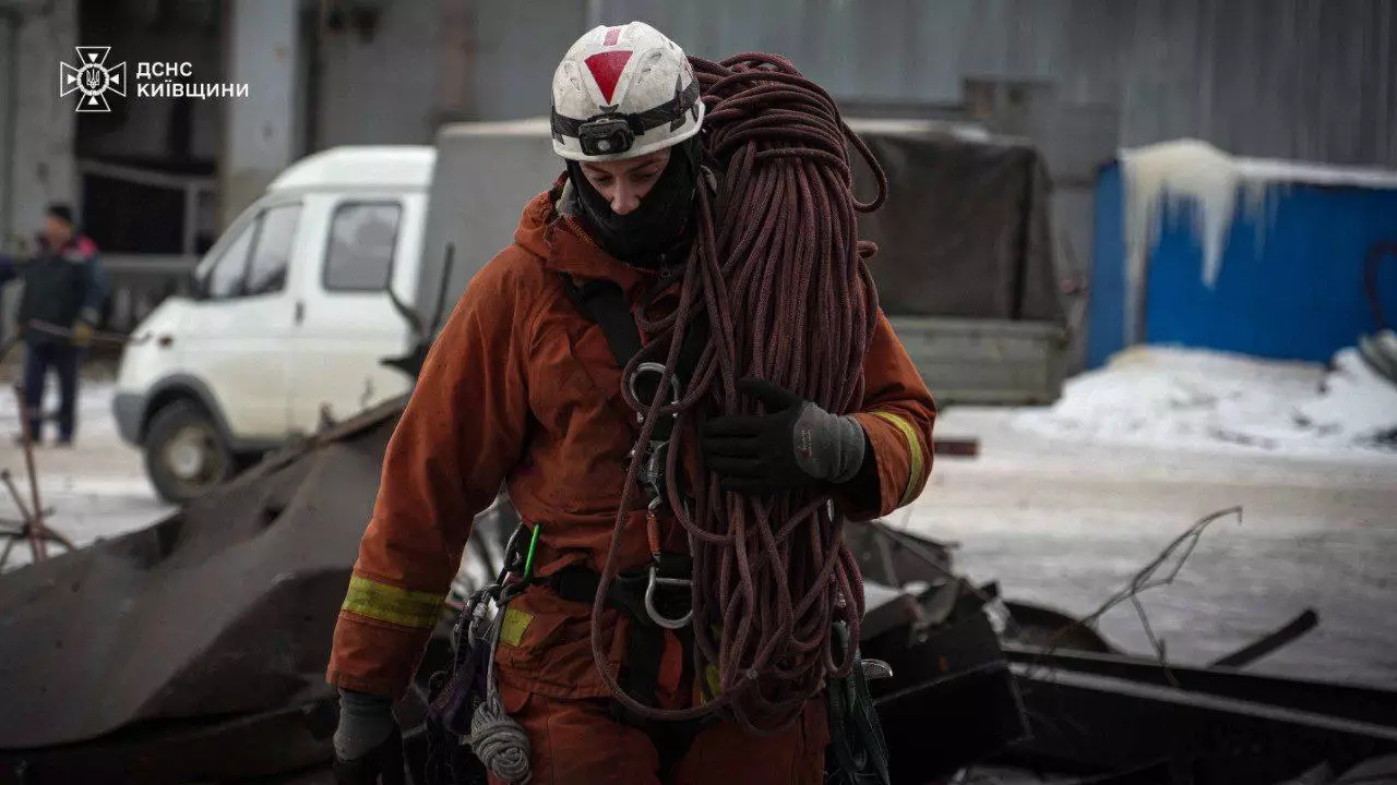 Рятувальник-верхолаз у захисному одязі з мотузкою на плечі працює на відновленні інфраструктури