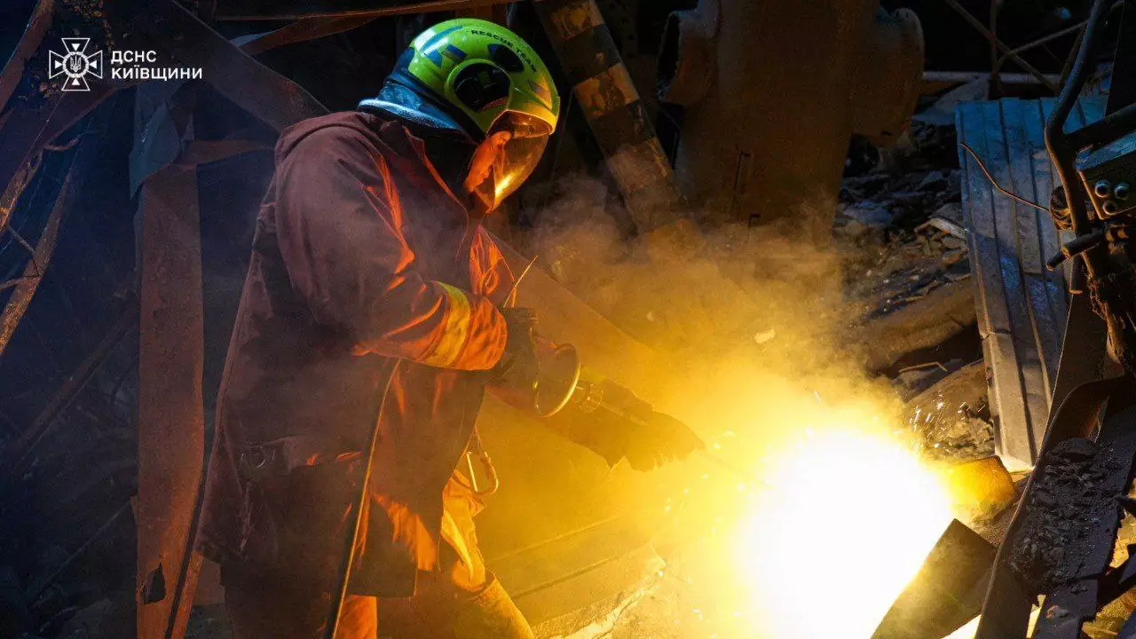 Рятувальник-верхолаз у захисному спорядженні працює з металевими конструкціями під час відновлення інфраструктури