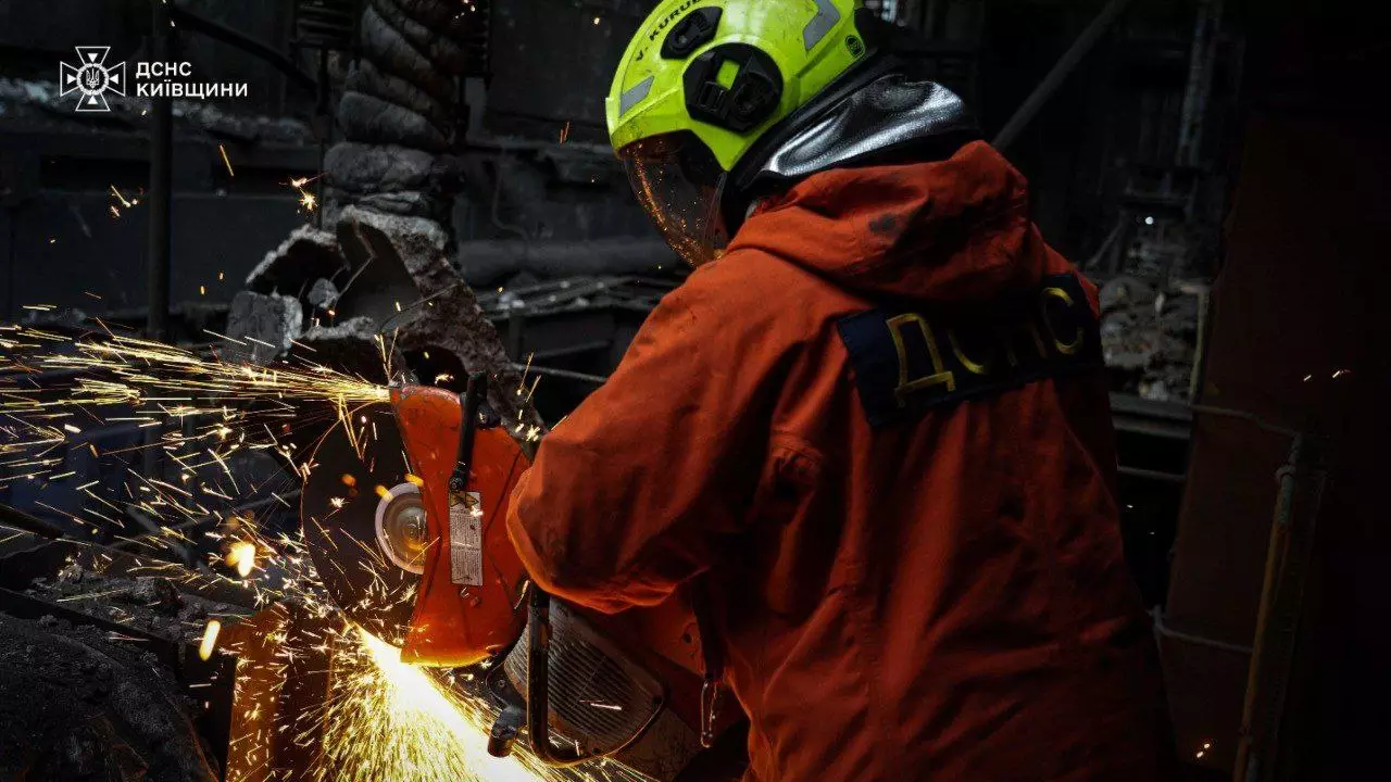 Рятувальник-верхолаз у захисному одязі працює з інструментом, відновлюючи пошкоджену інфраструктуру