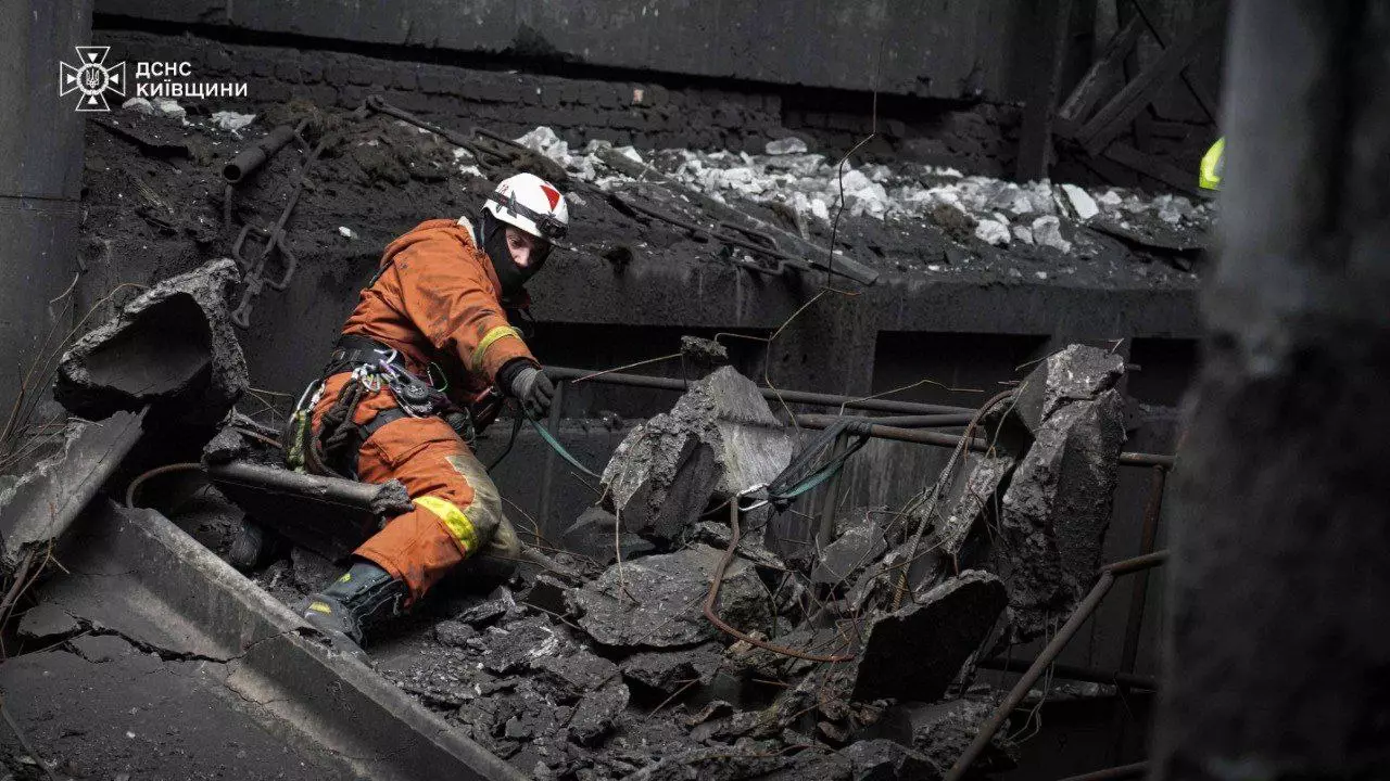 Рятувальник-верхолаз у захисному спорядженні працює на зруйнованій конструкції під час відновлення інфраструктури