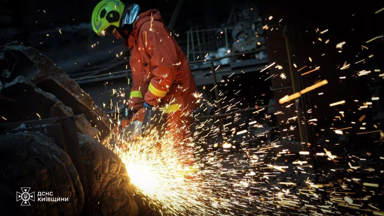 Рятувальник-верхолаз у захисному спорядженні працює з металевою конструкцією, іскри летять навколо