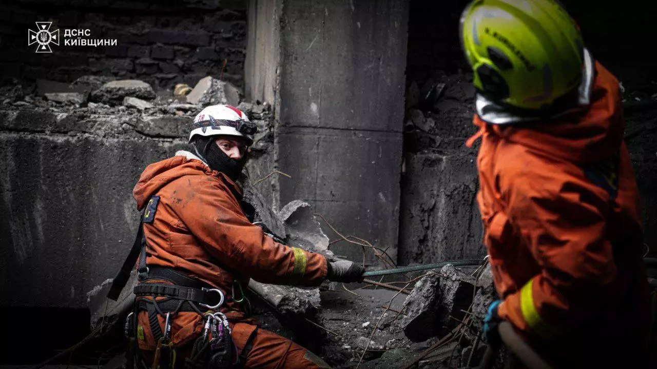 Рятувальники-верхолази в помаранчевих костюмах працюють серед руїн, відновлюючи інфраструктуру