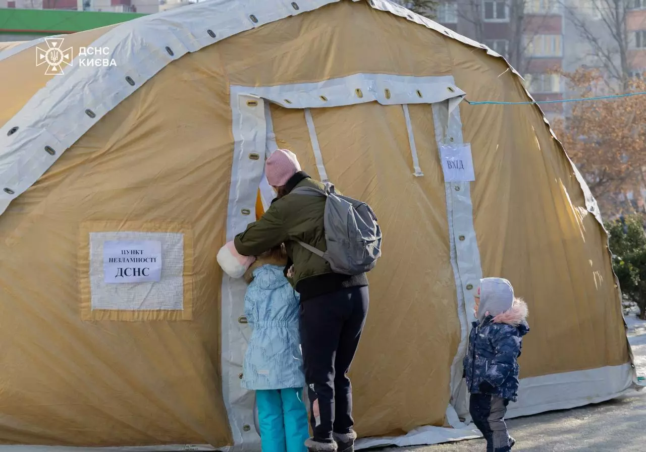 Люди біля намету "Пункт незламності" ДСНС у Києві, де надають допомогу під час відсутності тепла