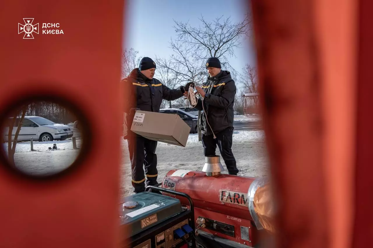 Рятувальники ДСНС України працюють з генераторами для відновлення електропостачання в Києві