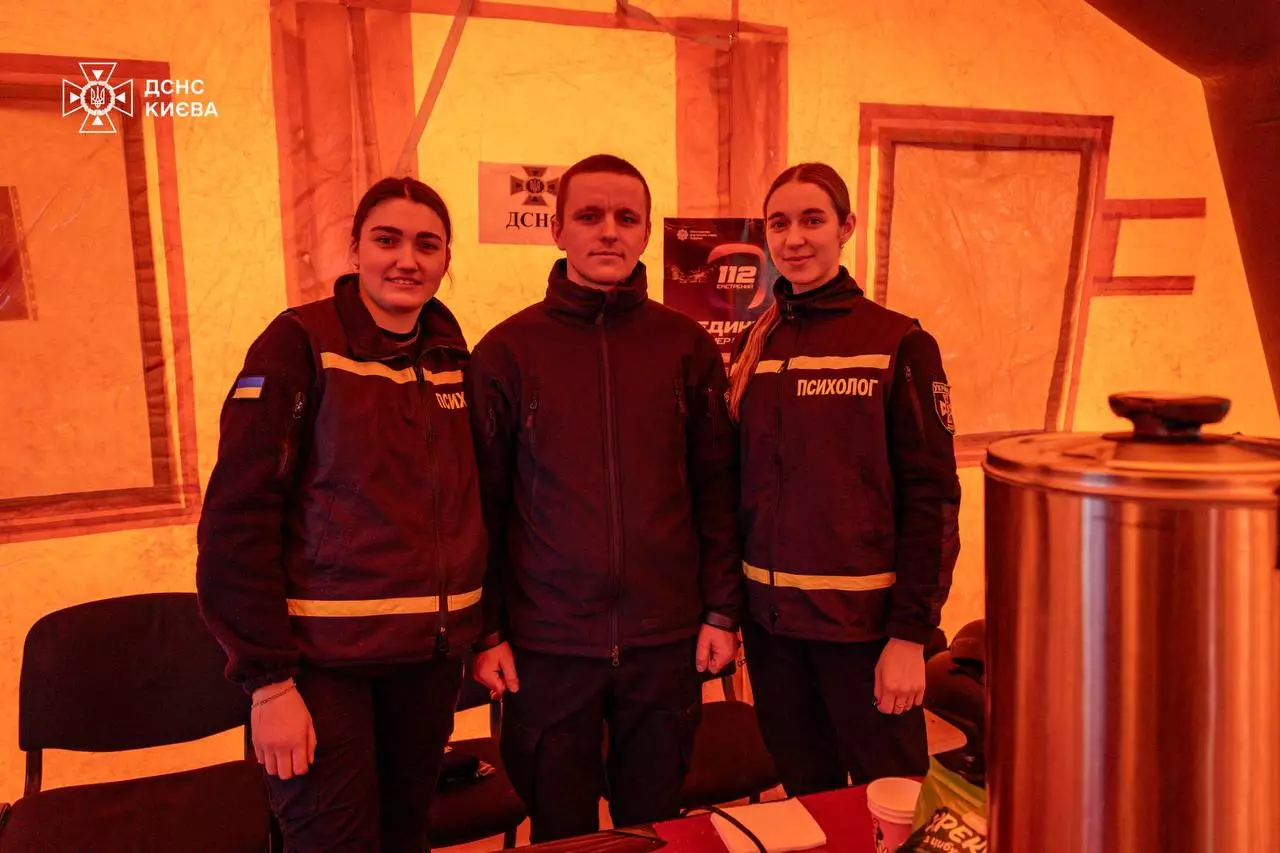 Рятувальники ДСНС України в пункті обігріву допомагають громадянам під час відсутності тепла