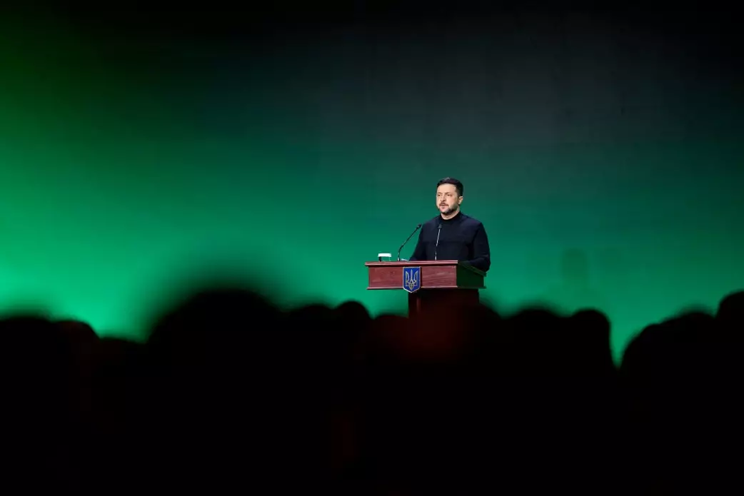 Президент України виступає на сцені з трибуни на тлі зеленого екрану під час вручення нагород