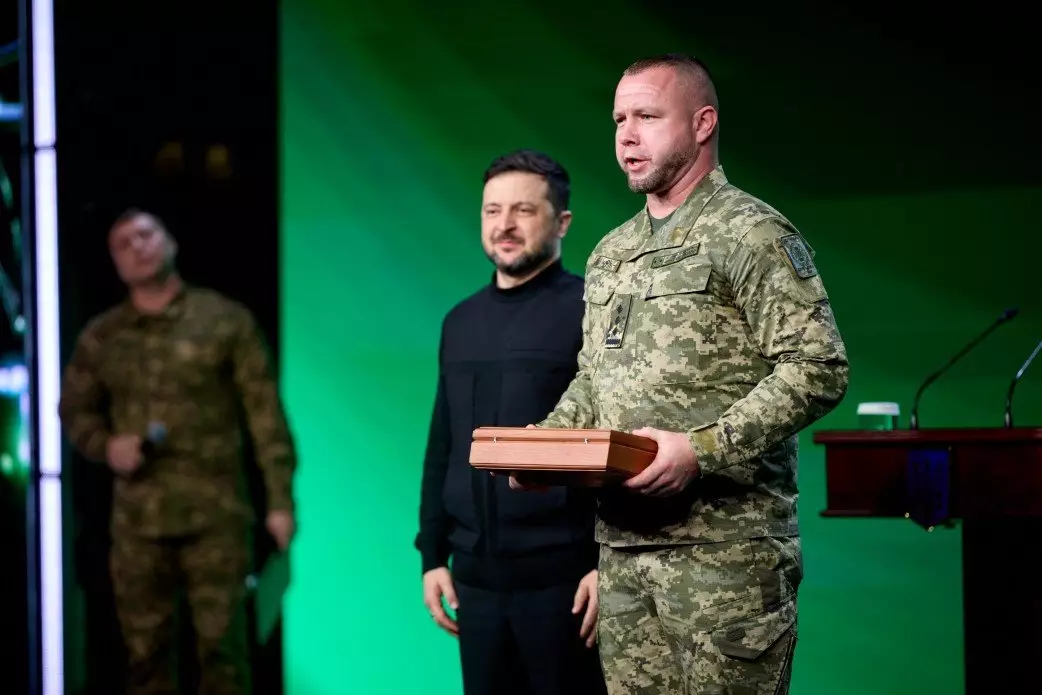 Президент України вручає нагороду військовослужбовцю в камуфляжі на церемонії відзначення прикордонників