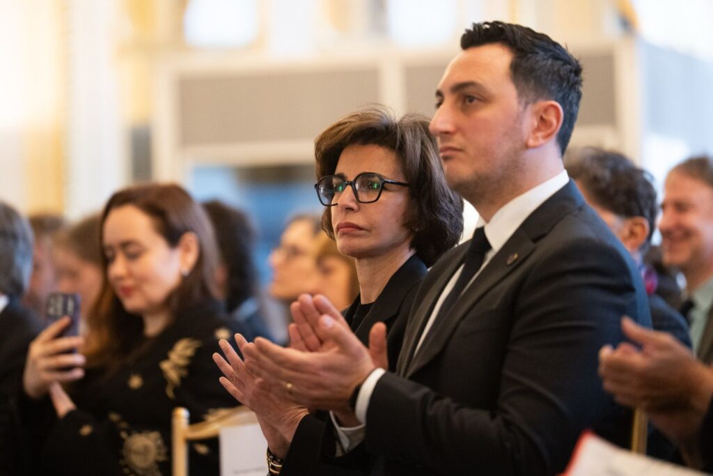 Делегація на відкритті Зустрічі високого рівня з питань культурної спадщини в Парижі, люди аплодують