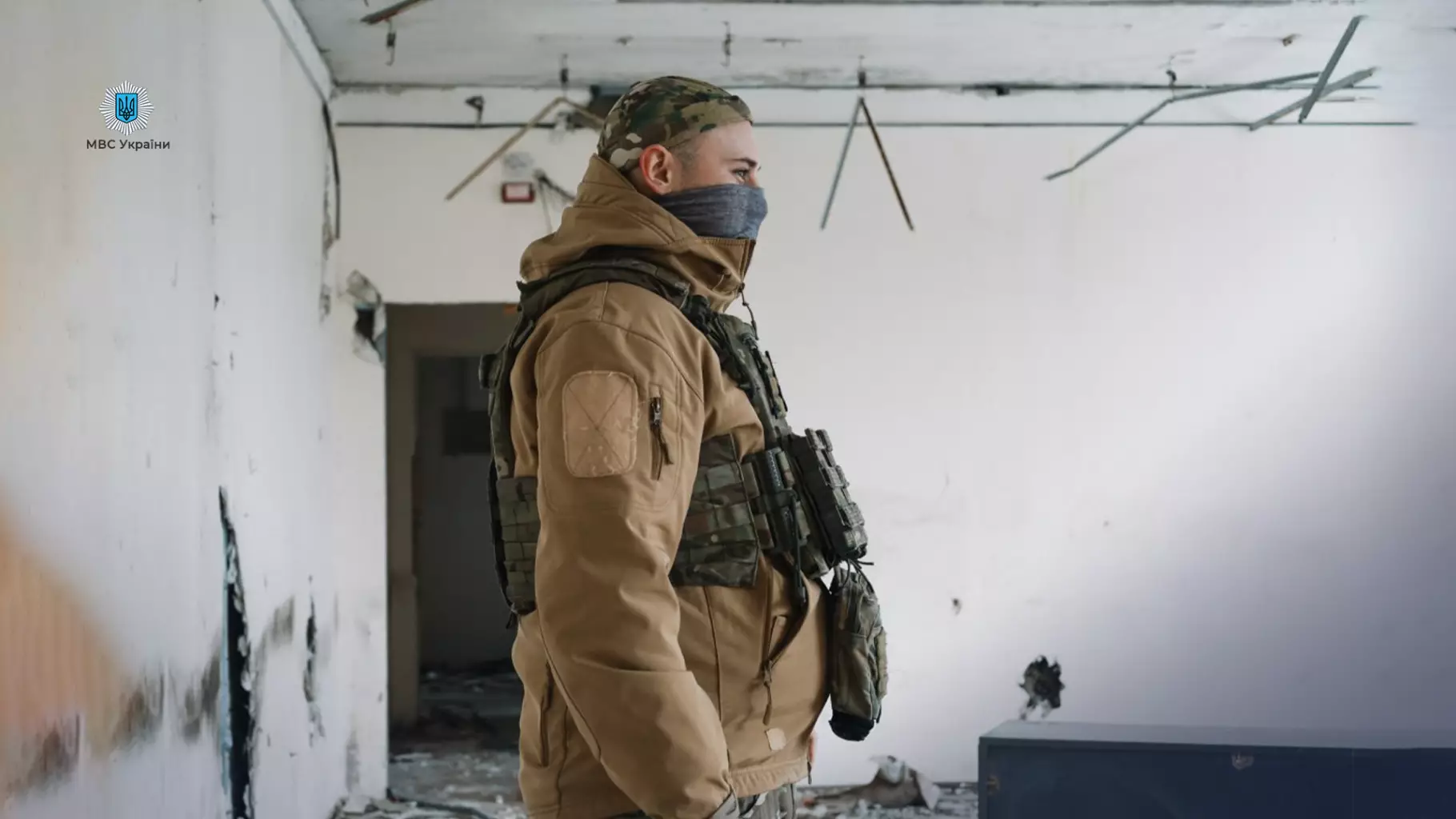 Прикордонник у військовій формі стоїть у зруйнованій будівлі на лівобережжі Херсонщини
