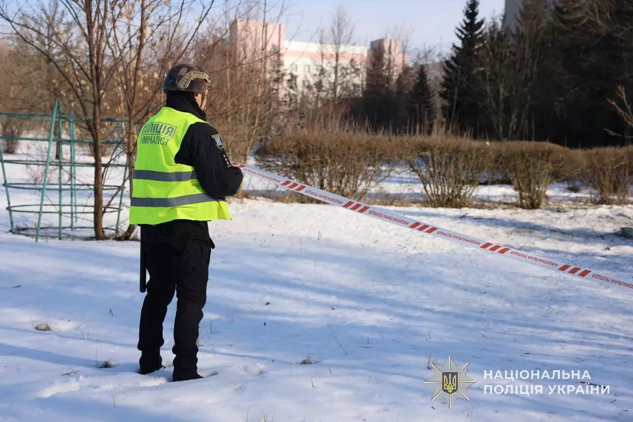 Поліцейський огороджує місце обстрілу на засніженій території в Україні