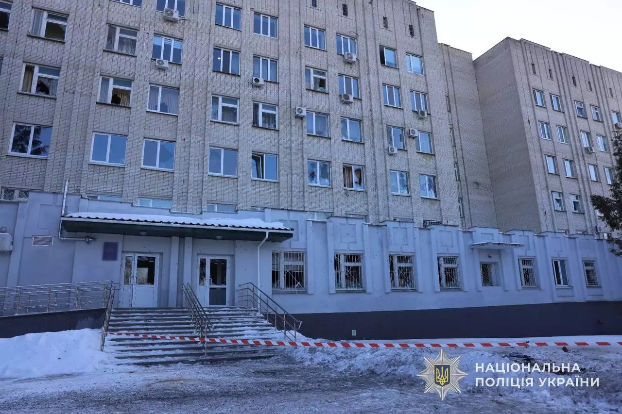 Будівля з пошкодженими вікнами після обстрілу, на місці працює поліція України