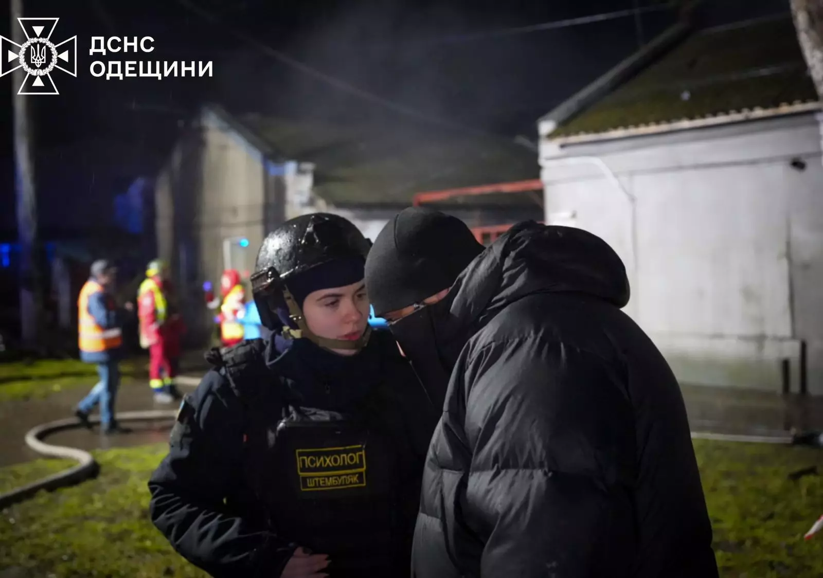 Психологиня ДСНС надає підтримку постраждалому після обстрілу в Одеській області, нічний час