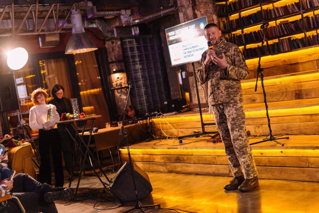 Чоловік у військовій формі виступає на сцені під час церемонії нагородження Премією Читомо в Києві
