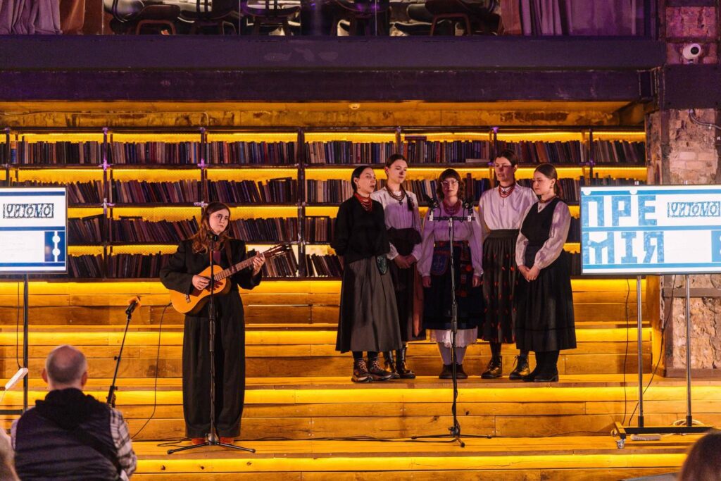 Група музикантів у традиційному одязі виступає на сцені під час церемонії нагородження Премією Читомо