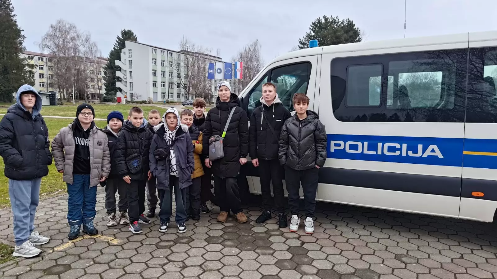 Діти біля поліцейського автомобіля в Загребі під час програми відпочинку для дітей захисників України