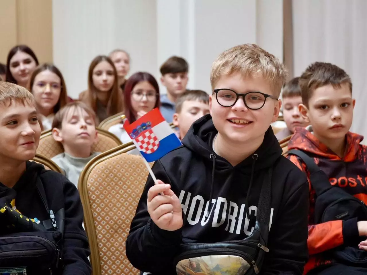 Діти з прапором Хорватії під час візиту до Загреба в межах програми «Життя без мін