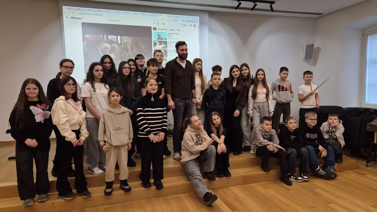 Група дітей у приміщенні, стоять на сцені, беруть участь у програмі відпочинку в Хорватії