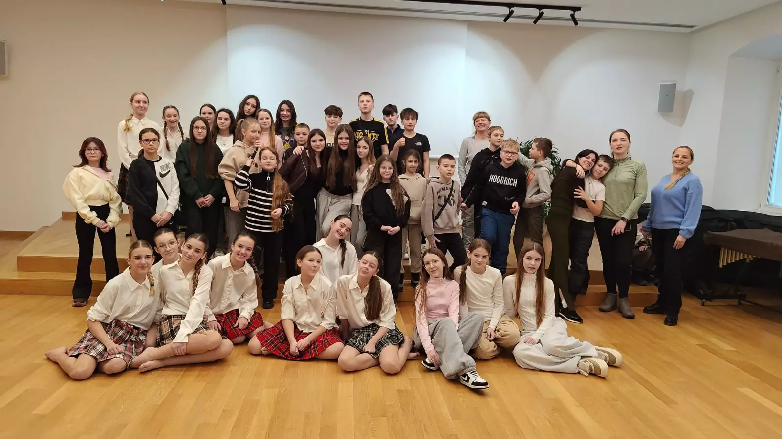 Група дітей та дорослих у приміщенні, діти з родин захисників України відпочивають у Хорватії