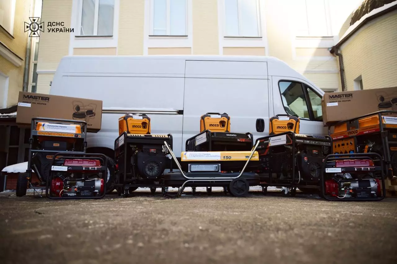 Гуманітарна допомога від Азербайджану: генератори перед будівлею ДСНС України