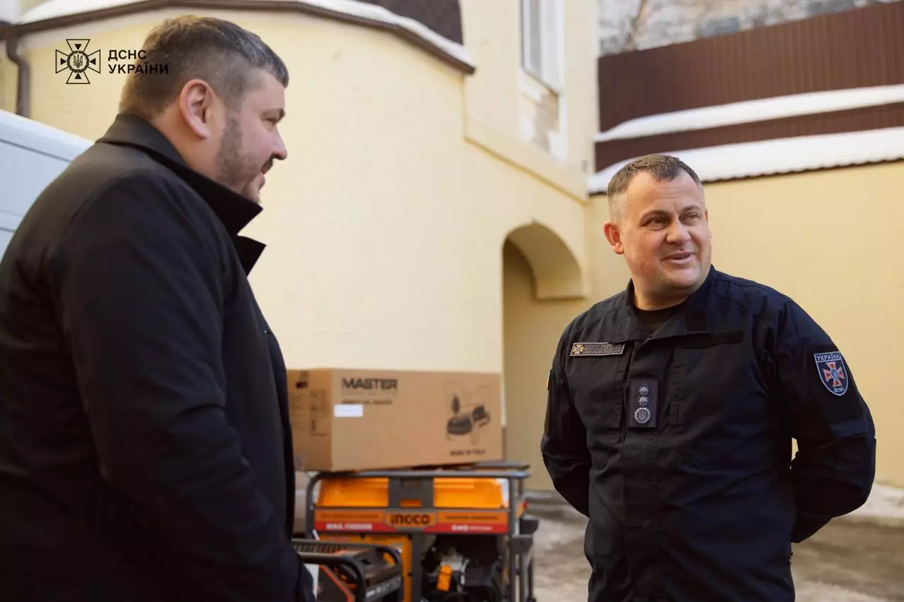 Рятувальники ДСНС України обговорюють отримані генератори від Азербайджану на церемонії передачі допомоги