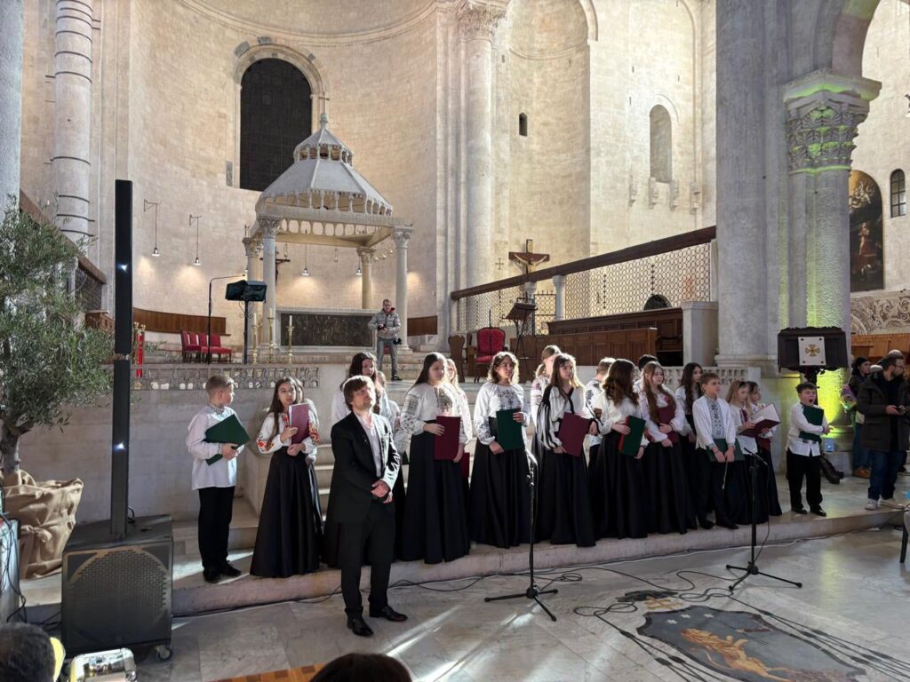 Хор студентів Львівського музичного ліцею виступає в Кафедральному соборі Святого Сабіно в Барі